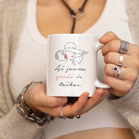 Puodelis: „Aš jauna graži ir taškas“