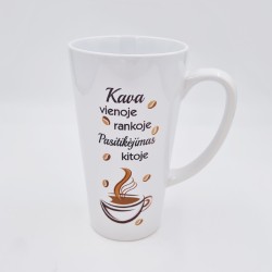 Latte puodelis „Kava vienoje rankoje pasitikėjimas kitoje“