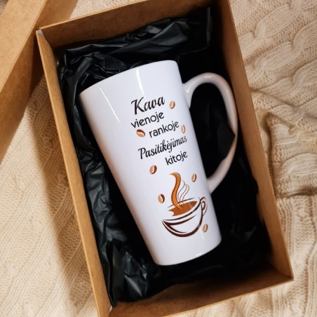 Latte puodelis „Kava vienoje rankoje pasitikėjimas kitoje“
