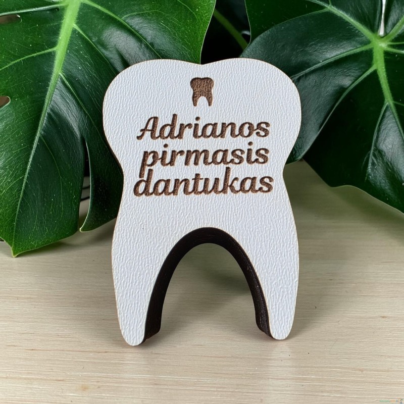 Balta graviruota dėžutė su vardu „Pirmasis dantukas“