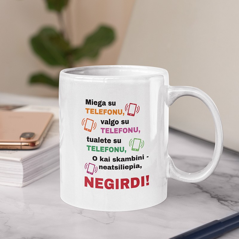 Puodelis: „Miega su telefonu“