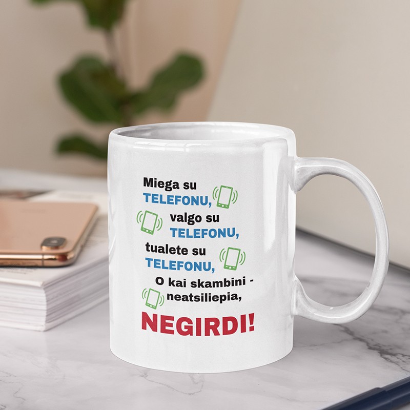 Puodelis: „Miega su telefonu“